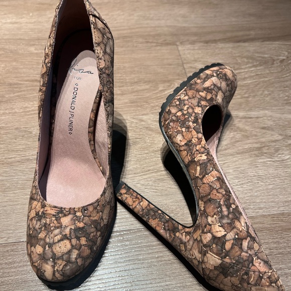 Lisa For Donald J Pliner Women's Rawna Pump - Picture 3 of 5